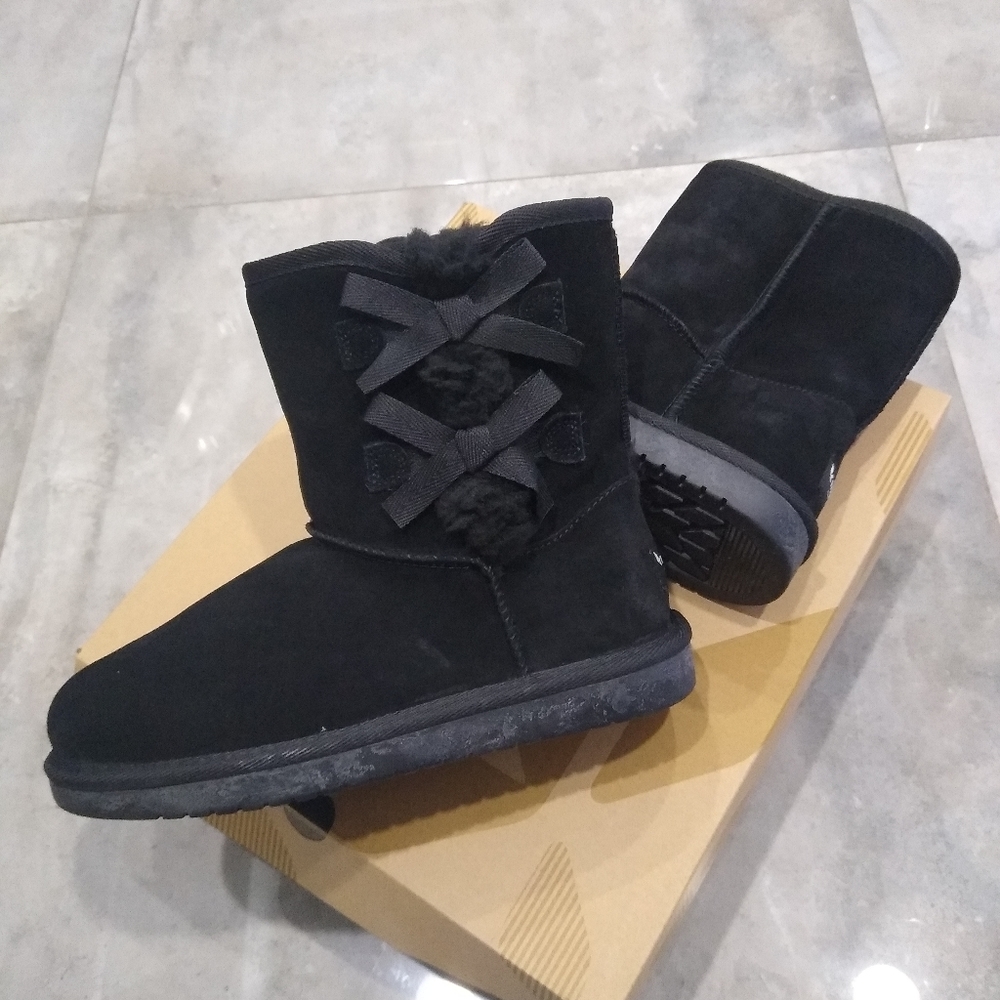 UGG Victoria black Short size 4 new in box